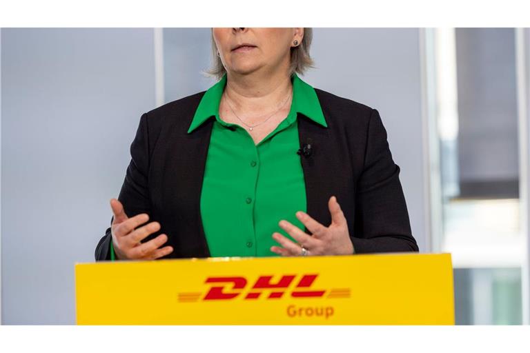 Nikola Hagleitner, Mitglied des Vorstands der DHL Group, spricht bei einer Pressekonferenz.