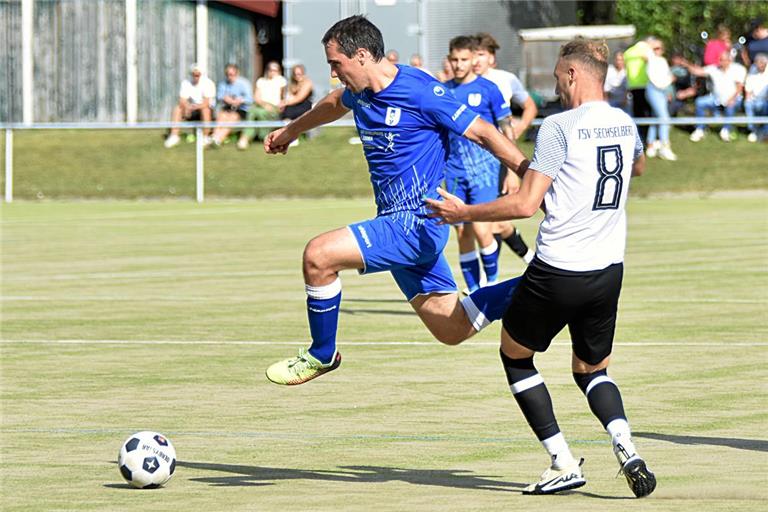 Nikolai Heyduk (blaues Trikot) und der SV Unterweissach sind auf einem guten Weg in Richtung Bezirksliga. Foto: Tobias Sellmaier