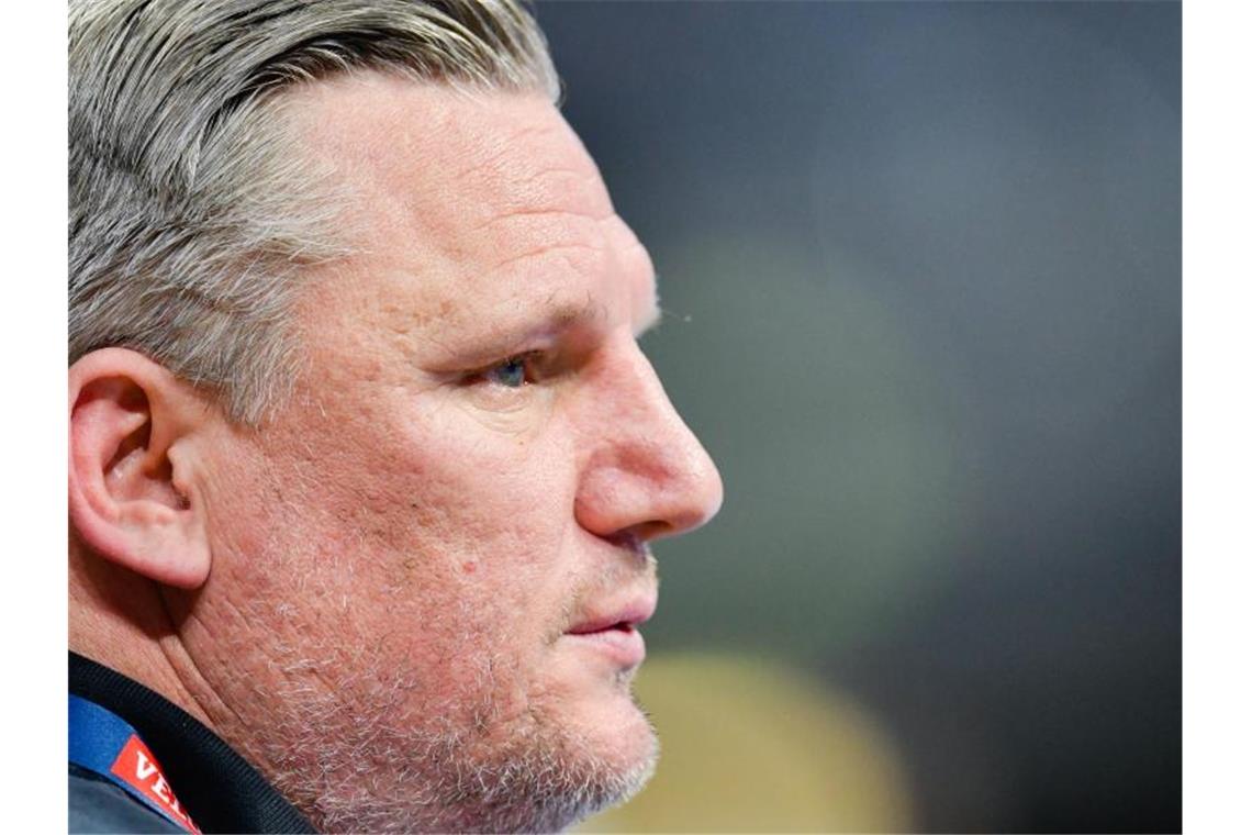 Löwen-Trainer: Rückkehr in Handball-Bundesliga möglich Nikolaj Jacobsen, Trainer der Rhein-Neckar Löwen, sitzt vor Spielbeginn auf der Bank. Foto: Uwe Anspach/Archivbild