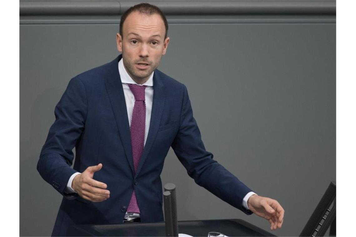 Südwest-CDU „sinksauer“ auf Löbel Nikolas Löbel (CDU) spricht bei einer Plenarsitzung des Deutschen Bundestages. Foto: Jörg Carstensen/dpa