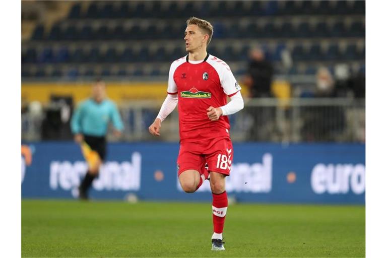 Nils Petersen läuft über das Spielfeld. Foto: Friso Gentsch/dpa/Archivbild