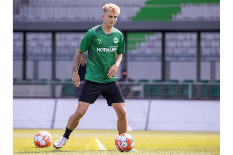 Nils Seufert spielt den Ball. Foto: Daniel Karmann/dpa/Archivbild