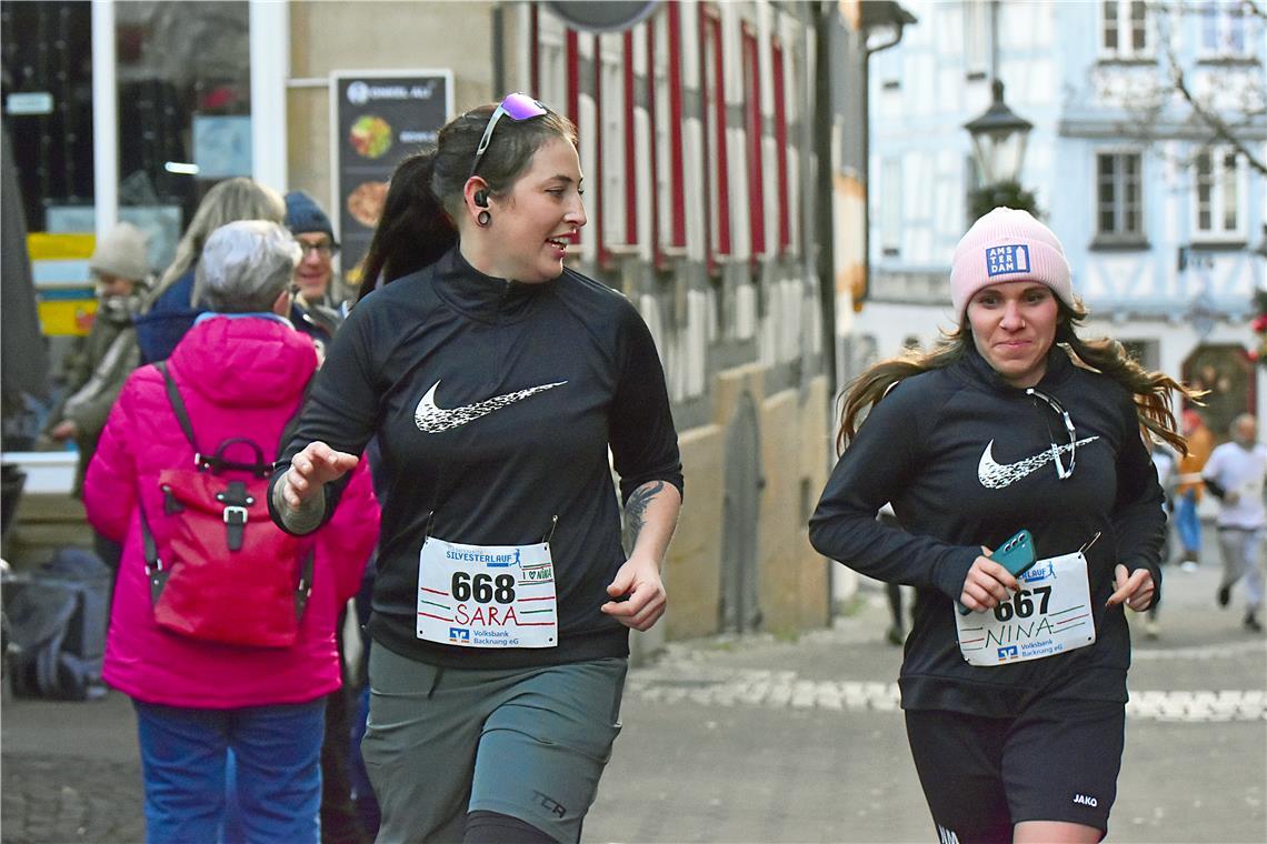 Nina und Sara motivieren sich gegenseitig. Silvesterlauf 2024 in Backnang. SP