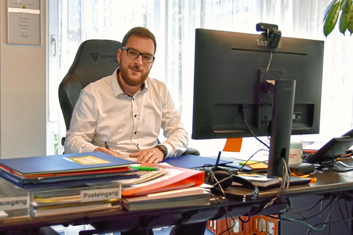 Noch 2820 Tage dauert seine erste Amtszeit im Auenwalder Rathaus, Bürgermeister Kai-Uwe Ernst freut sich auf diese Zeit. Foto: T. Sellmaier