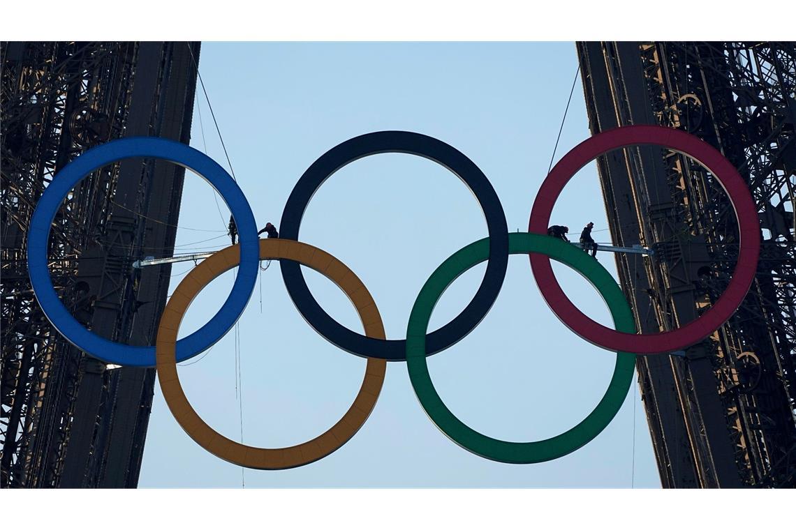 Noch 50 Tage bis zum Beginn der Sommerspiele und die Vorbereitungen in Paris laufen. Die olympischen Ringe werden auf dem Eiffelturm angebracht. Sie bestehen vollständig aus recyceltem französischem Stahl.