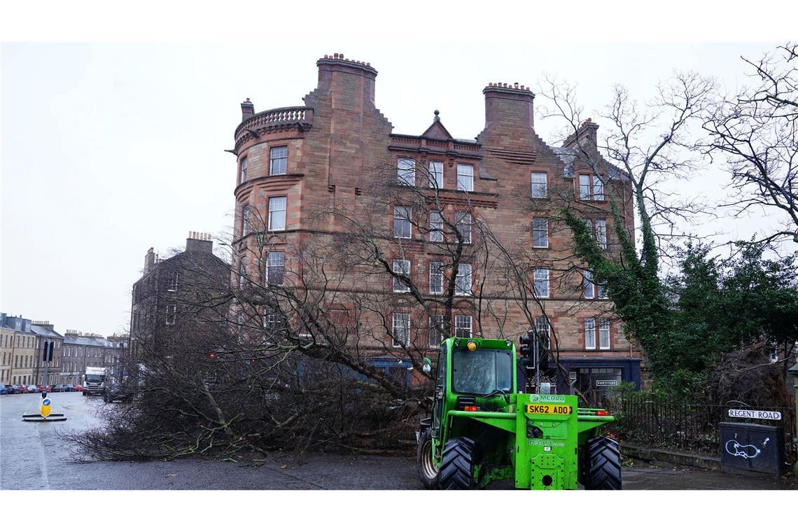 "Historisch": Sturm Éowyn wütet in Irland und Großbritannien Noch am Freitag begannen Aufräumarbeiten.