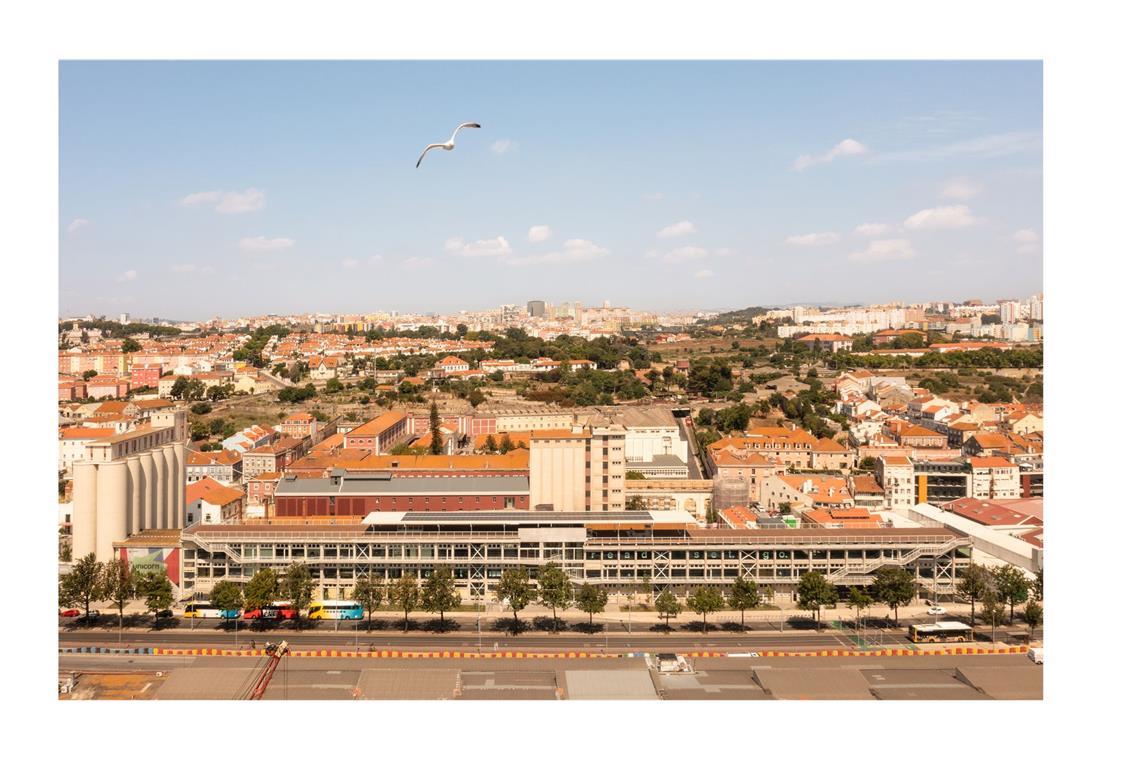 Noch ein Auslandsprojekt schaffte es auf die Shortlist: Julian Breinersdorfer mit der „Factory Lisbon“ in Lissabon, Portugal. Architektur und Konzept wurden in einer interdisziplinären Zusammenarbeit entwickelt. Die denkmalgeschützte ehemalige Keks- und Nudelfabrik des portugiesischen Militärs aus dem Jahr 1973 befindet sich an der Hafenfront Lissabons in einem historischen Armeekomplex, der derzeit in das Innovationsviertel Hub Criativo de Beato umgewandelt wird.