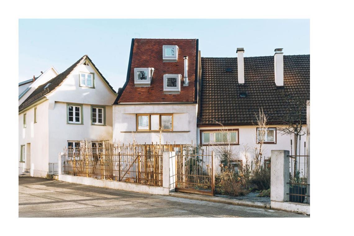 Noch ein Wohnhaus: in Biberach ist  ein Infraleichtbetonhaus in der historischen Altstadt entstanden  von Architekten am Weinberg aus Biberach, die Architektin Inge Zalenga lebt selbst in dem Gebäude und hat das Nachbarhaus rechts sorgsam renoviert. Das neue Haus ersetzt . .  .