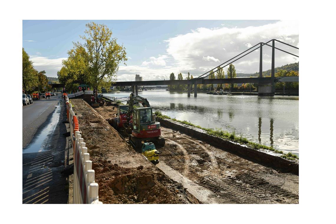 Noch eine Baustelle – Lindenschulviertel in Stuttgart-Untertürkheim, hier soll es Liegewiesen und eine Freitreppe hin zum Neckar geben. Das Projekt der Stadt Stuttgart wird vom Verband Region Stuttgart mit Mitteln aus dem Landschaftspark Kofinanzierungsprogramm bezuschusst.