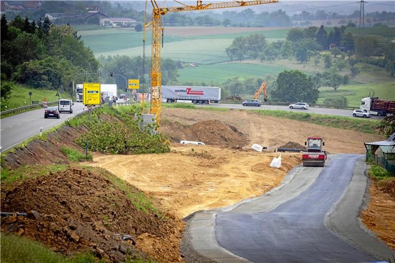 Noch fehlen die Markierungen und sonstigen Verkehrssicherungen an der Straße. Foto: Alexander Becher 