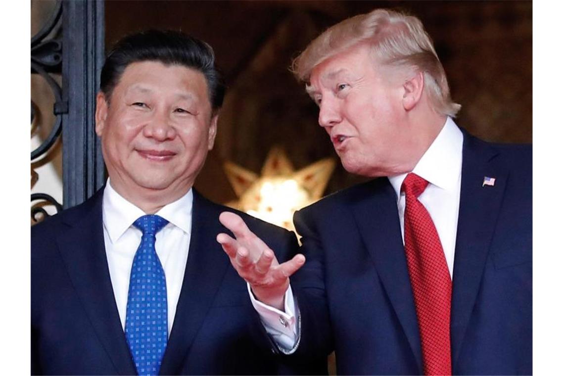 Umfrage: Trump gefährlicher als Putin, Kim, Xi und Chamenei Noch gefährlicher als Xi Jinping? US-Präsident Donald Trump empfängt in seinem privaten Anwesen den chinesischen Präsidenten. Foto: Alex Brandon/AP/dpa