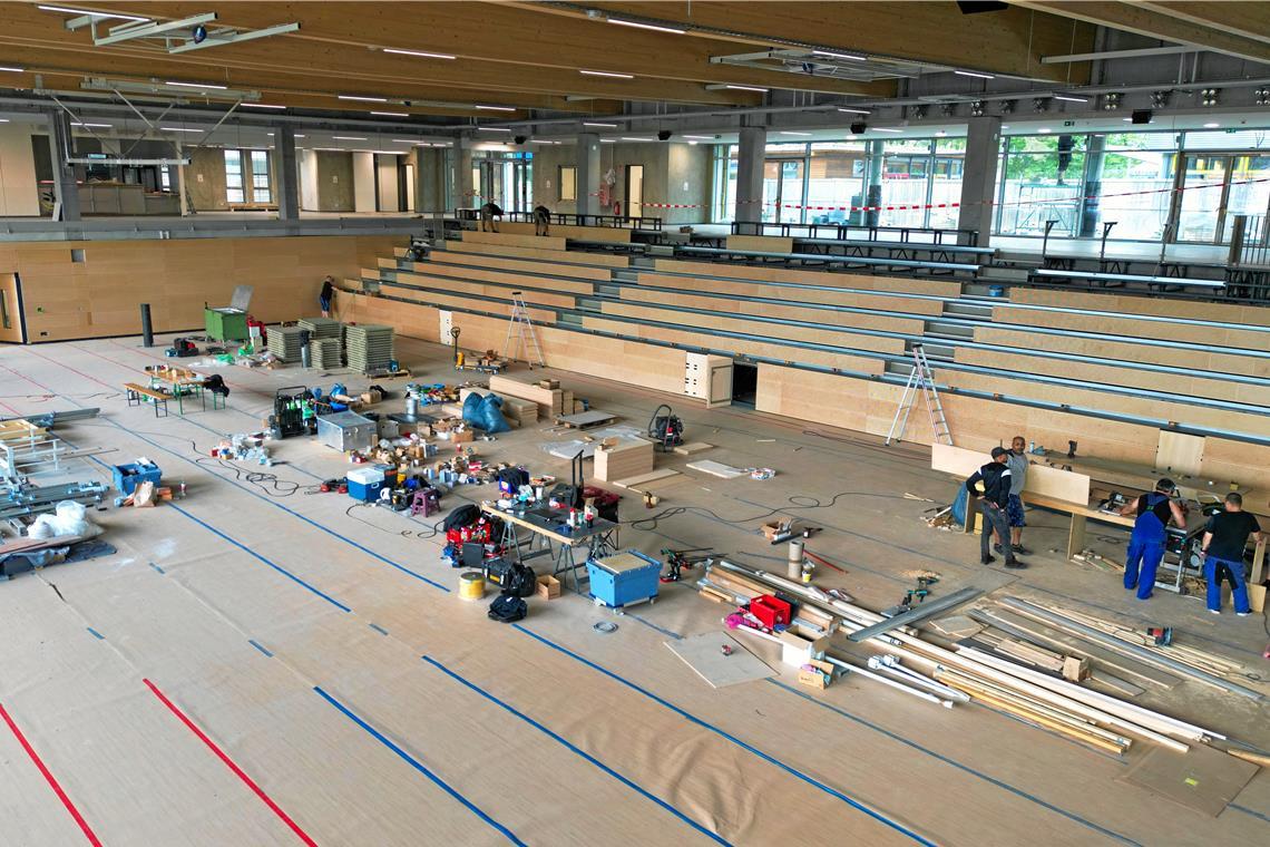 Noch haben die Handwerker in der neuen Sporthalle das Sagen: Eine spezialisierte Firma aus Rostock baut gerade die ausziehbare Tribüne ein. In vier bis sechs Wochen soll der Innenausbau abgeschlossen sein. Fotos: Alexander Becher