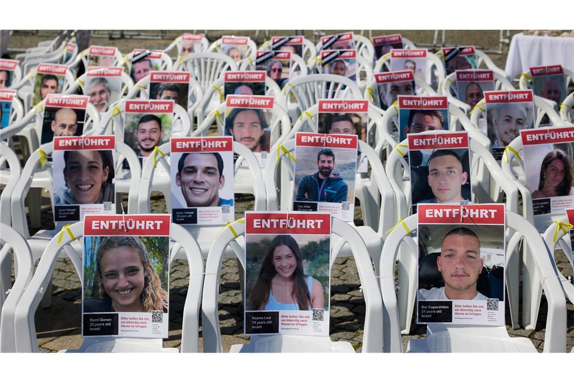 Noch immer werden Dutzende Geiseln der Hamas vermisst. Stühle mit den ihren Fotos stehen auf dem Bebelplatz in Berlin.