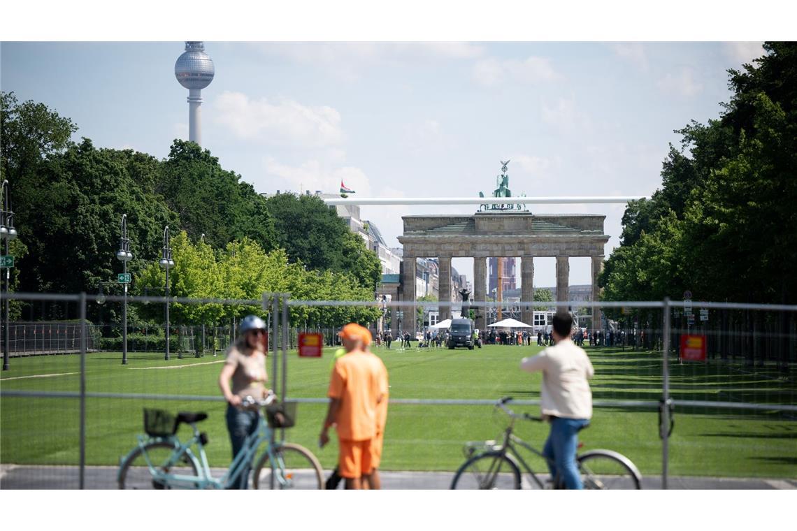 Noch ist der EM-Fanbereich nur zum Ansehen da: Das Gelände rund um das Brandenburger Tor und auf der Straße des 17. Juni wartet auf den Start der Fußball-Europameisterschaft 2024, wenn zehntausende Fans in Berlin erwartet werden.
