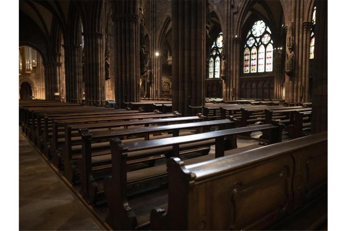 Noch leere Besucherbänke im Freiburger Münster. Foto: Patrick Seeger/dpa/Archivbild