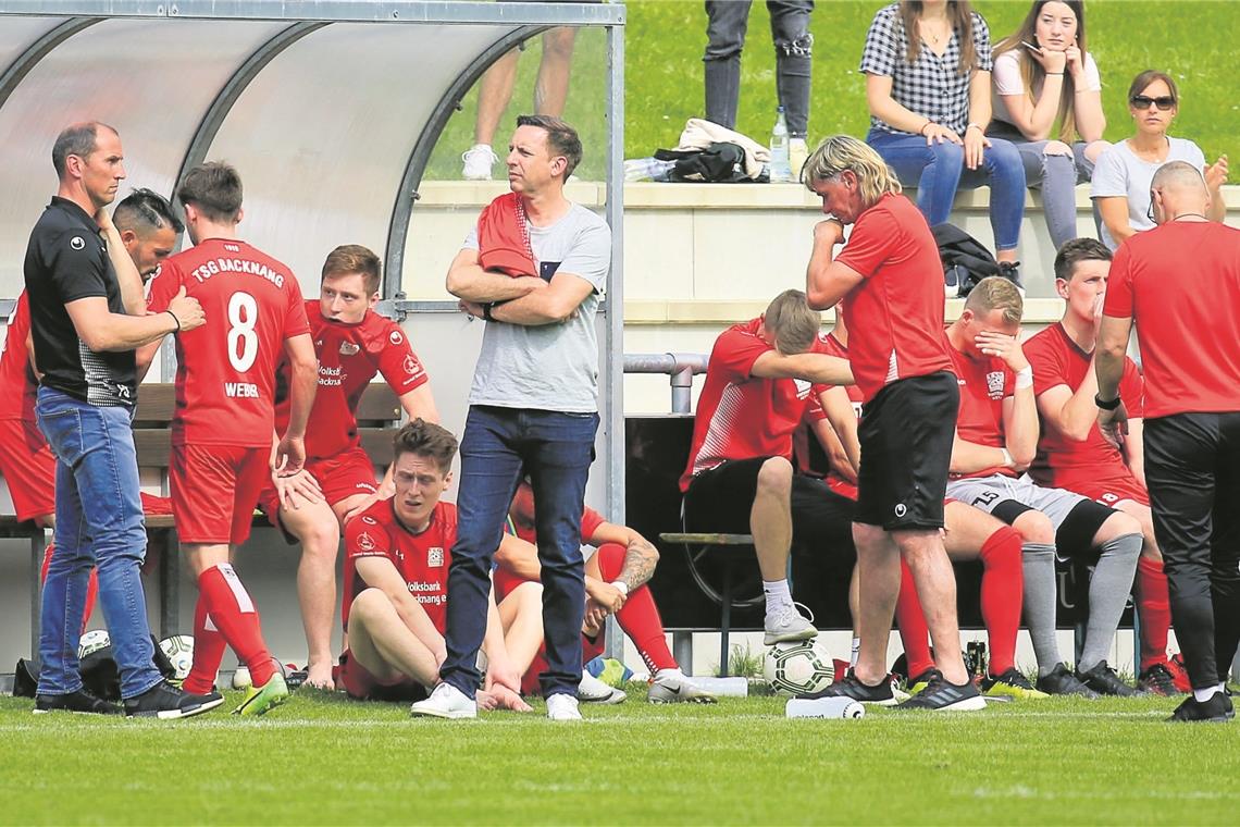 Noch niedergeschlagen wegen des Abstiegs, ab morgen bereit zum Angriff: Marc Erdmann (helles Shirt) und die TSG-Fußballer. Foto: A. Becher