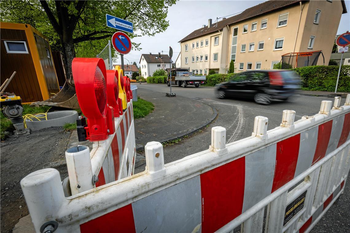 Noch sind es nur Vorarbeiten, die zu sehen sind. Der erste richtige Eingriff betrifft demnächst im ersten Bauabschnitt die Straße In der Plaisir zwischen der Einmündung Lutherweg und Frankfurter Straße. Foto: Alexander Becher