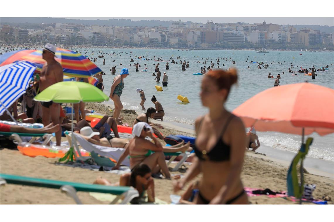 Noch sind Spaniens Strände voll. Die Branche sorgt sich aber langfristig über die möglichen Folgen von häufigeren Hitzewellen durch den Klimawandel.