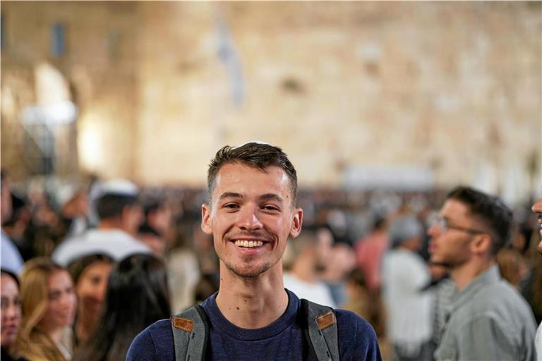 Noch vor wenigen Tagen hat Valentin Schmid Israel als Tourist erkundet. Dieses Bild zeigt ihn etwa vor der Klagemauer in Jerusalem. Aktuell hingegen verlasse er seine WG nicht mehr als nötig, sagt er. Foto: privat