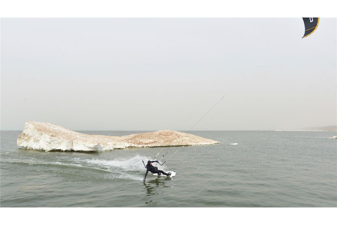 Noch während ein Eisberg im Lake Michigan treibt, geht Rusty Malkemes schon kiteboarden