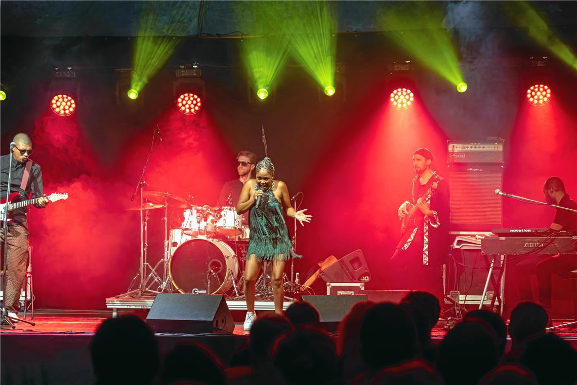 Nomfusis Musik ist ein Stilmix aus Weltmusik, Afro-Pop, Reggae und Jazz, gelegentlich klingen sogar Rockelemente an. Foto: Stefan Bossow