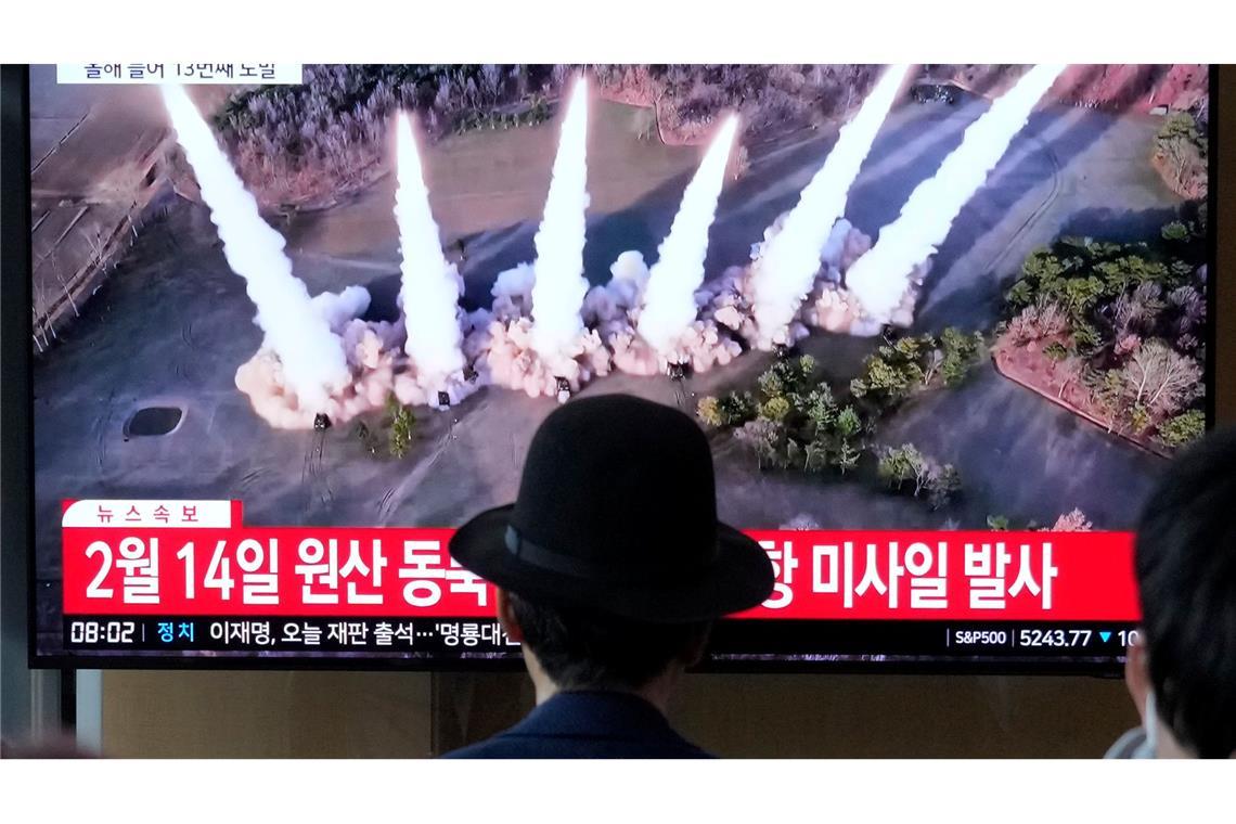 Nordkorea hat nach Angaben des südkoreanischen Militärs erneut eine ballistische Rakete in Richtung des Japanischen Meeres abgefeuert. Der selbst ernannten Atommacht sind Starts oder auch nur Tests von solchen Raketen durch UN-Beschlüsse verboten.