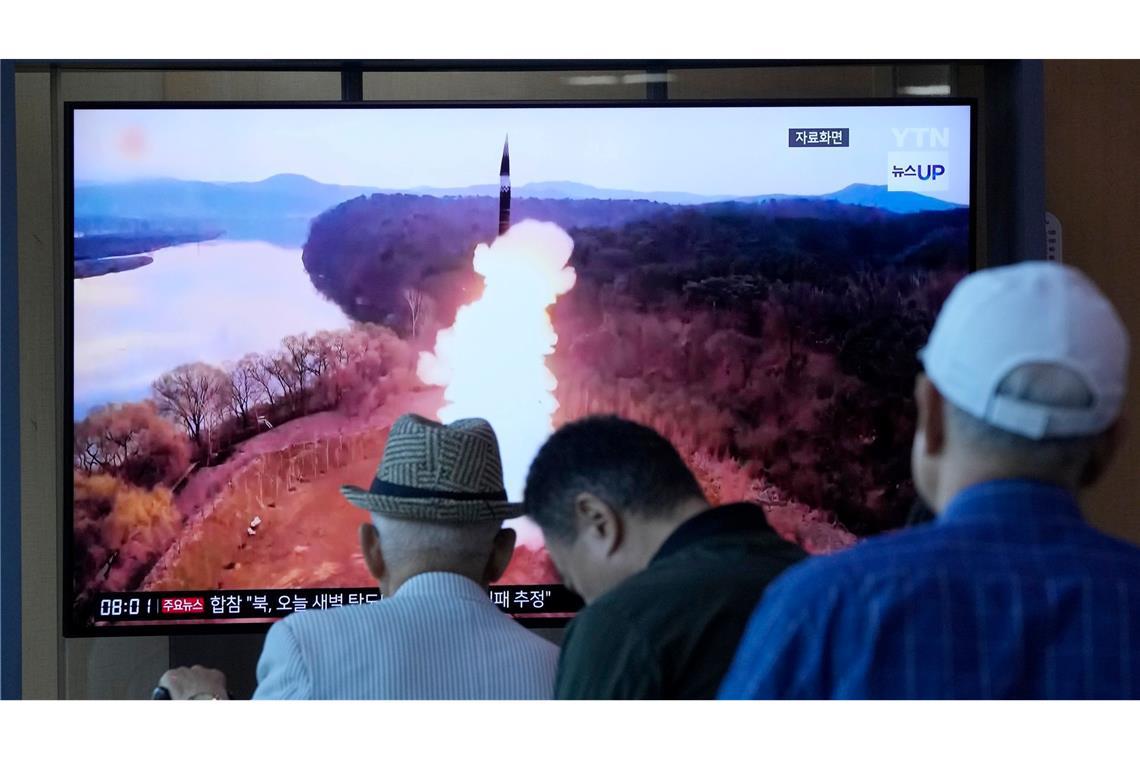 Nordkorea hat nach südkoreanischen und japanischen Angaben erneut eine Rakete in Richtung offenes Meer abgefeuert. Es handelte sich vermutlich um eine ballistische Rakete. Ballistische Raketen können - je nach Bauart - mit einem Atomsprengkopf bestückt werden.