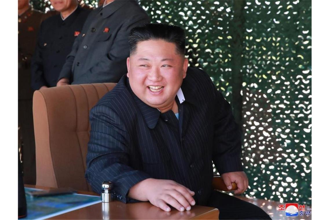 Nordkorea spricht nach neuem Raketentest von Angriffsübung Nordkoreanischen Medien zufolge überwachte Kim Jong Un die Übung für „verschiedene Angriffsmittel von großer Reichweite“ persönlich. Foto: KCNA