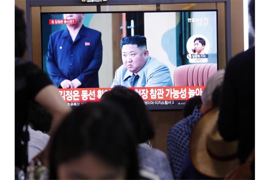 Nordkoreas Machthaber Kim Jong Un überwachte den Start der Raketen laut Staatsmedien persönlich. Foto: Ahn Young-Joon/AP