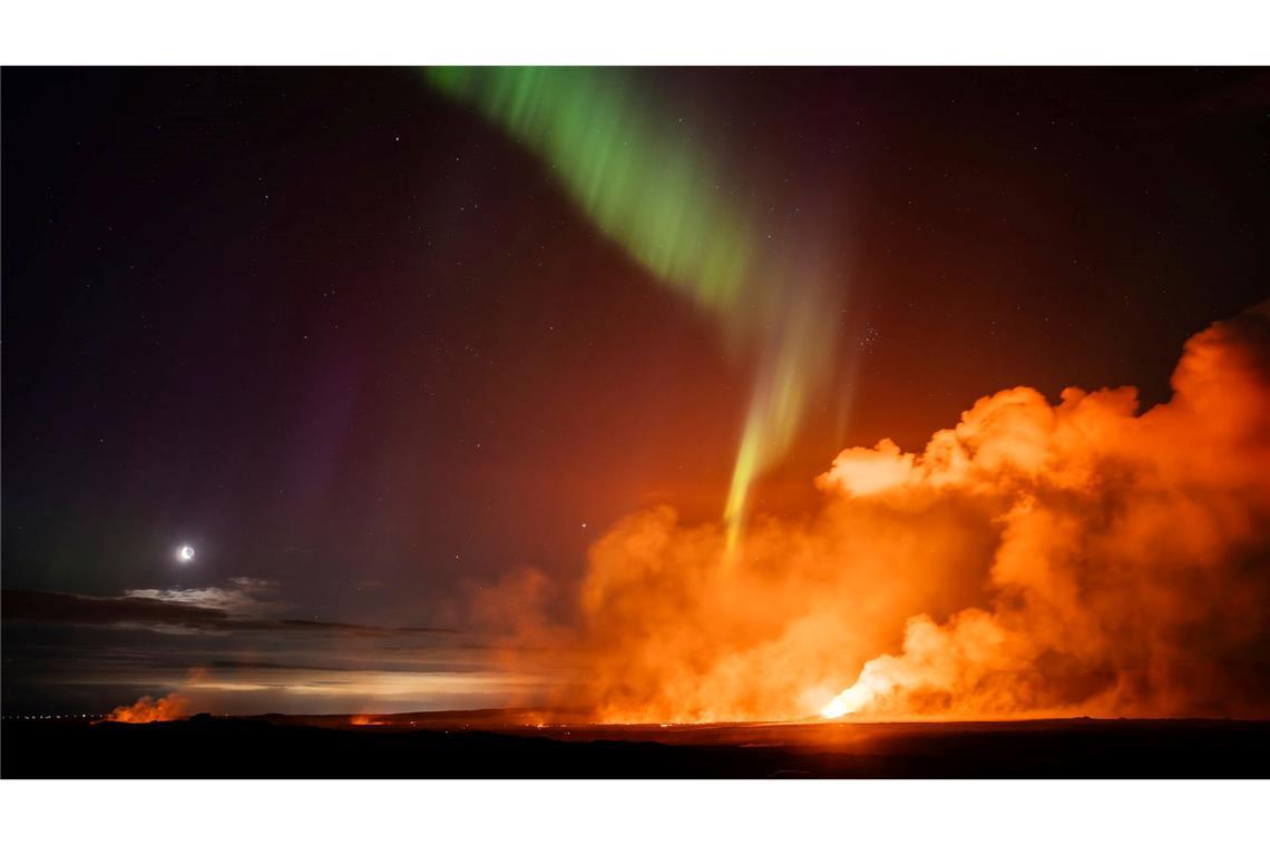 Nordlichter erscheinen über einer Eruptionsstelle während eines Vulkanausbruchs auf der Halbinsel Reykjanes in Island.