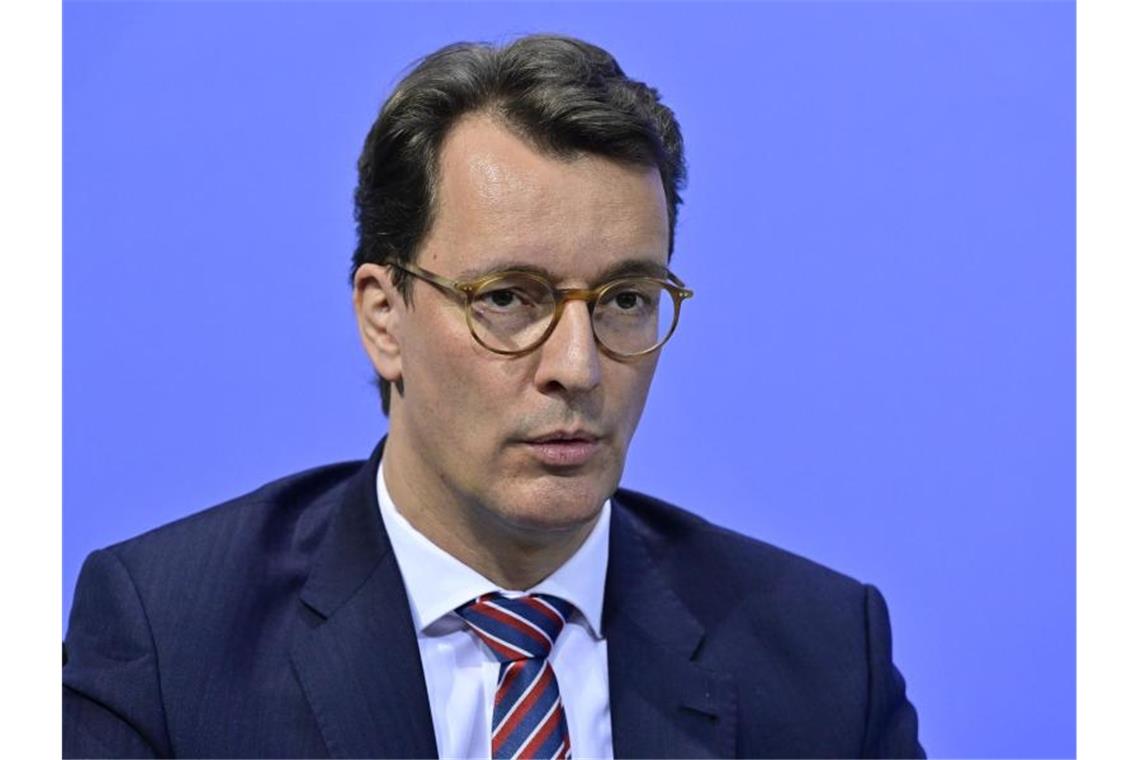 Corona-Gipfel: 2G plus für Restaurants und Kneipen Nordrhein-Westfalens Regierungschef Hendrik Wüst warnt vor parteipolitischem Taktieren bei der Corona-Impfpflicht. Foto: John Macdougall/AFP Pool/dpa