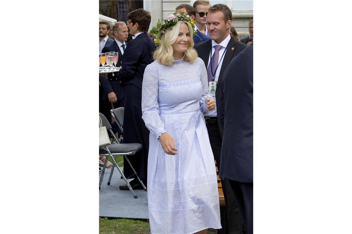 Norwegens <b>Kronprinzessin Mette-Marit</b> optierte 2016 bei einem Besuch in Trondheim für das gleiche romantische Sommerkleid ...