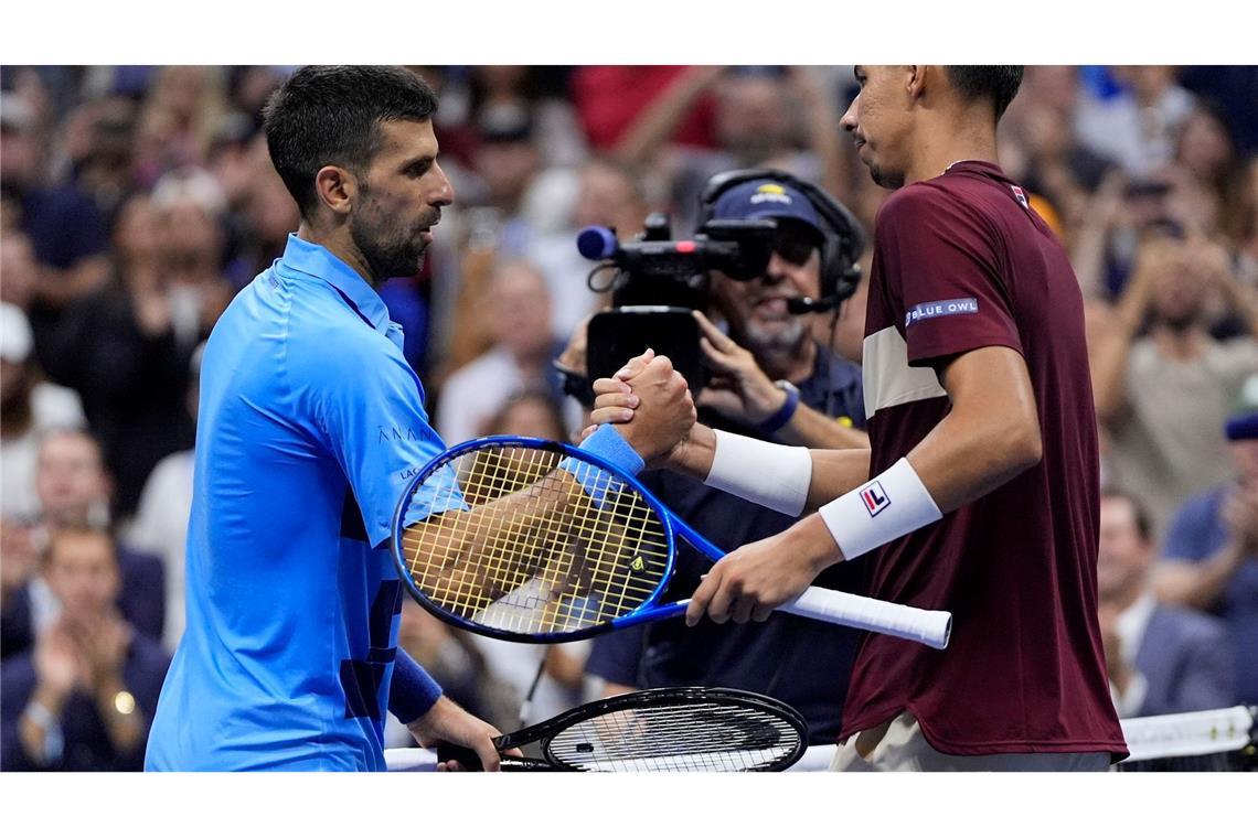 Novak Djokovic (l) gratuliert Alexei Popyrin.