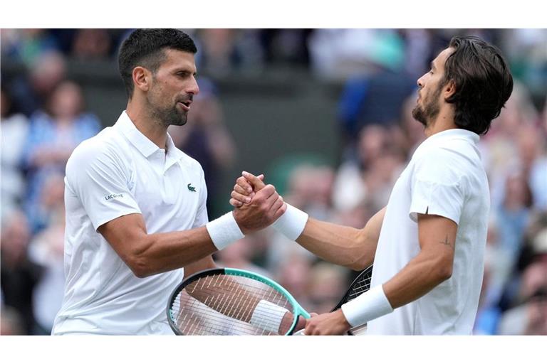 Novak Djokovic (l) steht nur wenige Woche nach einer Knie-Operation im Wimbledon-Finale.