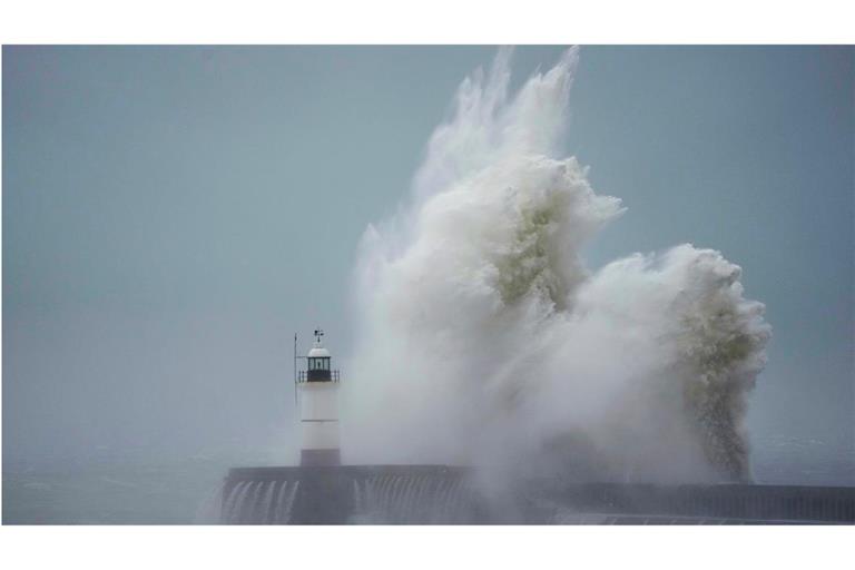 November 2023: Wellen brechen über den Leuchtturm und die Hafenmauer. Das Orkantief „ Ciaran“ bedroht Teile von Europa. Für Physiker und Meteorologen war eine wissenschaftliche Sternstunde.