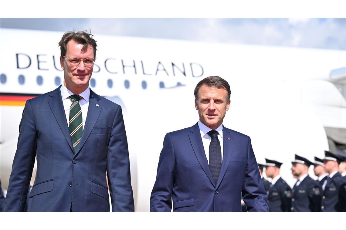 NRW-Ministerpräsident Hendrik Wüst (l) empfängt Emmanuel Macron.