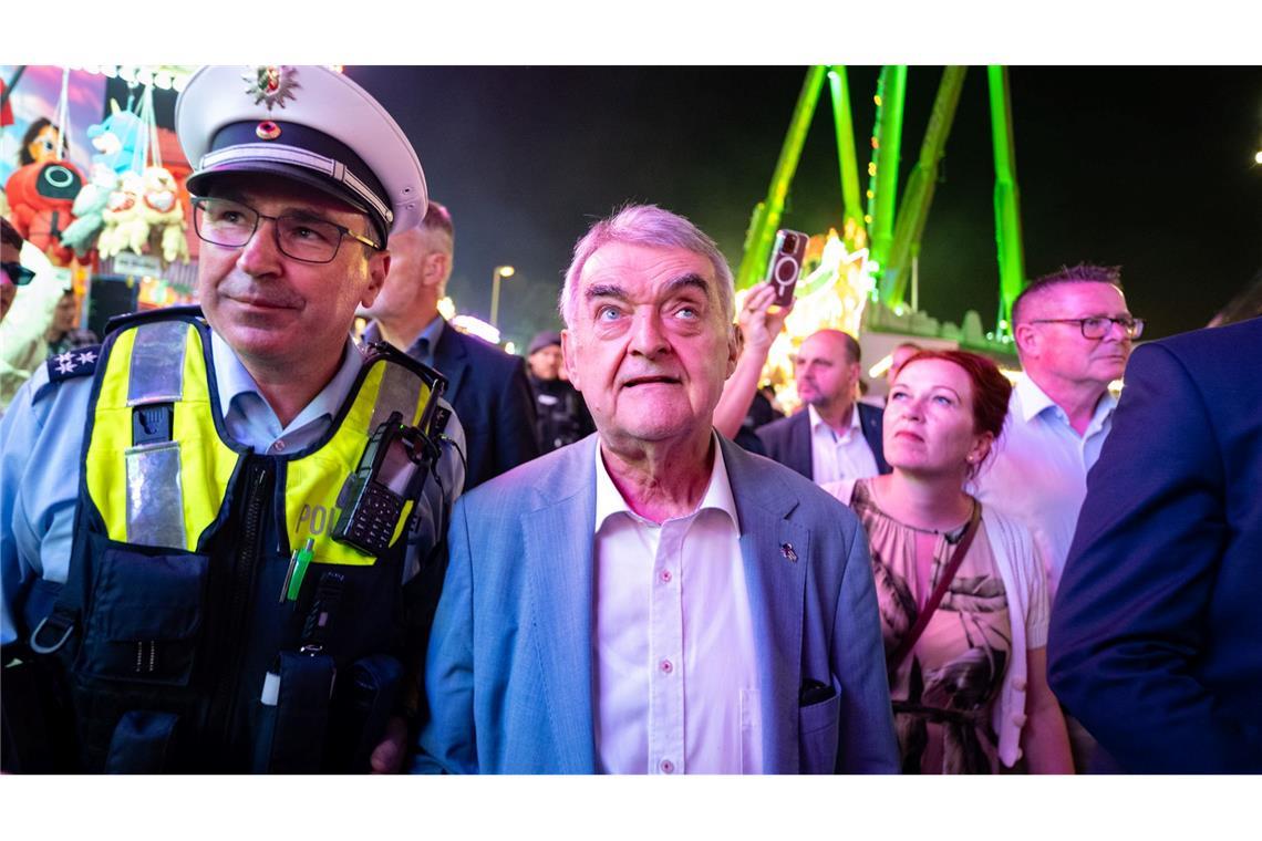 NRWs Innenminister Herbert Reul besucht den Jahrmarkt "Pützchens Markt" in Bonn, um sich über die Sicherheitsmaßnahmen zu Informieren.