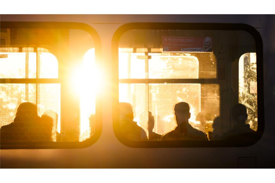 Nur 17 Prozent der Befragten gaben an, dass sich die Anzahl der Abfahrten mit Bus oder Bahn an der nächstgelegenen Haltestelle in den letzten fünf Jahren verbessert habe. (Archivbild)