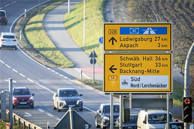 Nur der Aufdruck „B328“ ist neu auf den großen Wegweisern. Die Kosten für die Änderung auf den 65 Wegweisern belaufen sich auf voraussichtlich 60000 Euro und werden als Träger der Baulast vom Bund bezahlt. Foto: Alexander Becher