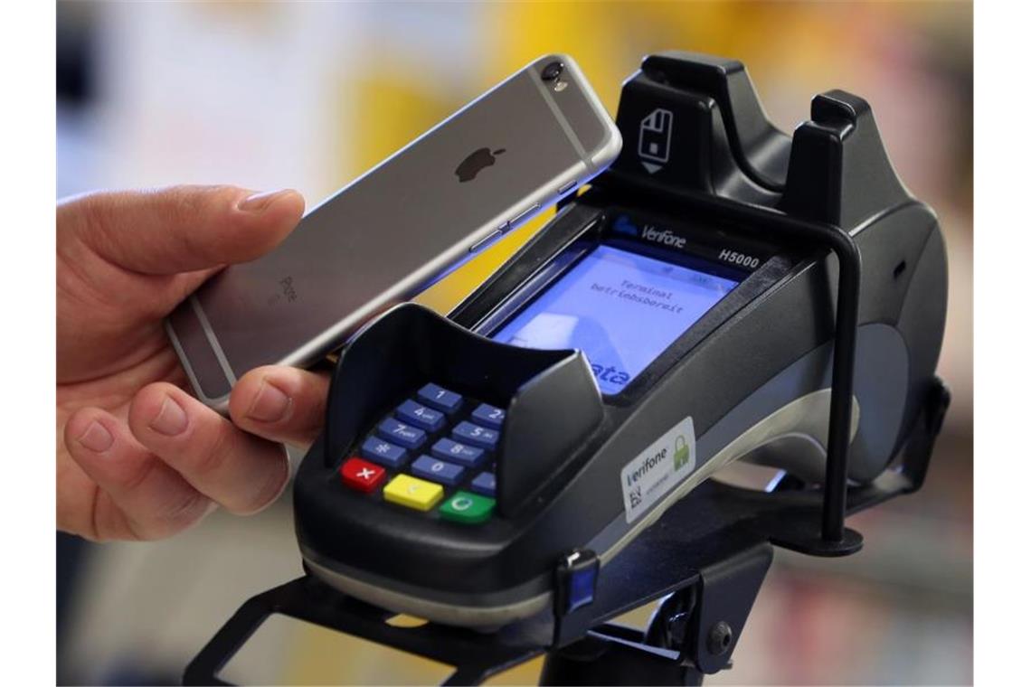 Bezahlen per Smartphone weiterhin die Ausnahme Nur eine Minderheit nutzt das Smartphone zum Bezahlen. Foto: Karl-Josef Hildenbrand/dpa/Illustration