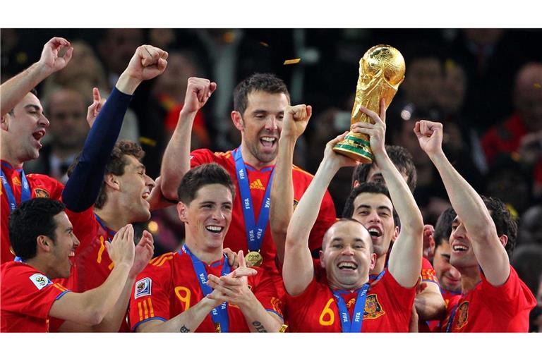 Nur eine von vielen Trophäen für Andrés Iniesta: Der WM-Pokal 2010