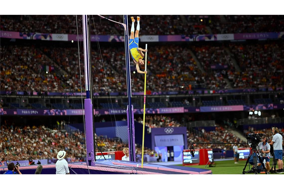 Nur fliegen ist schöner: Der Schwede Armand Duplantis verbesserte seinen eigenen Weltrekord auf 6,25 Meter.