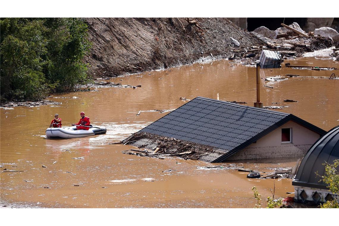 Nur noch das Dach eines Hauses ragt aus dem Hochwasser