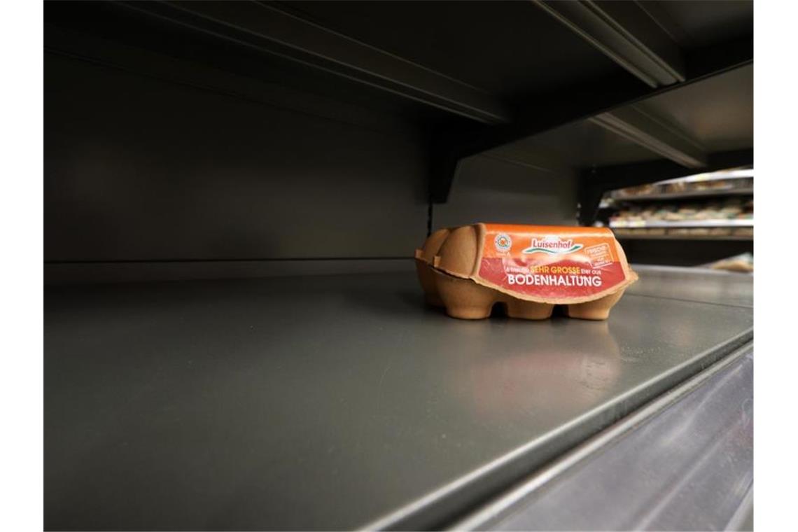Hamsterkäufe in deutschen Supermärkten nehmen zu Nur noch eine Packung Eier: Die Angst vor dem Coronavirus sorgt inzwischen für erste Hamsterkäufe in Deutschland. Foto: Rene Traut/dpa