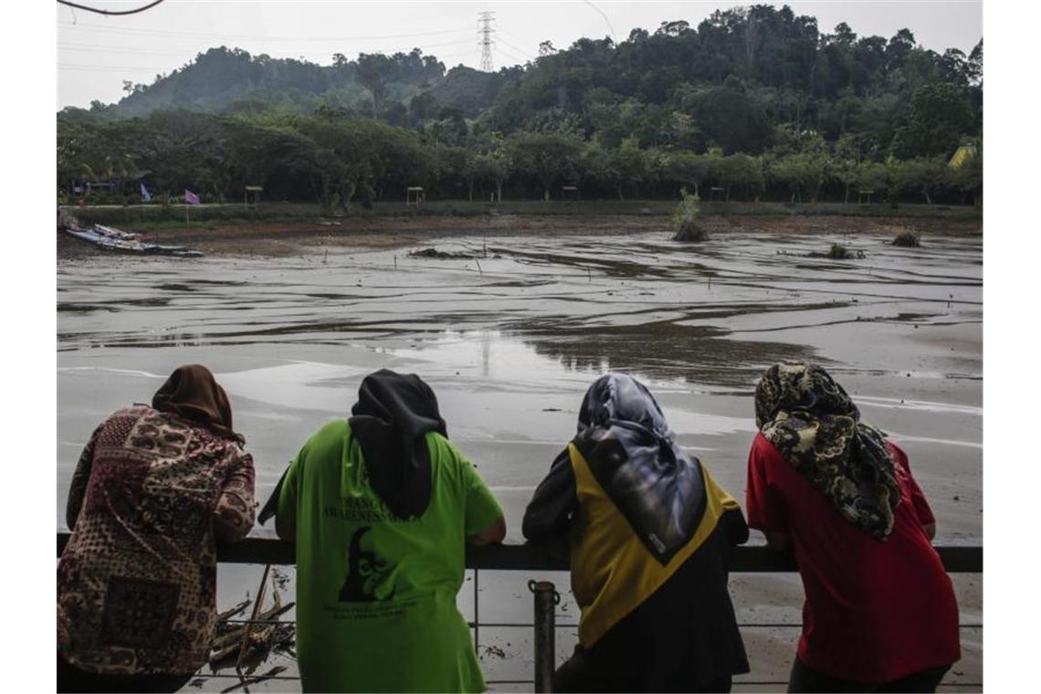 Klimatrend setzt sich fort: 2019 wohl zweitheißestes Jahr Nur noch Schlamm ist vom See Bukit Merah in Malaysia zu sehen. Das Klimaphänomen El Niño hatte das tropische Land im Jahr 2016 austrocknen lassen. Foto: Fazry Ismail/EPA/dpa