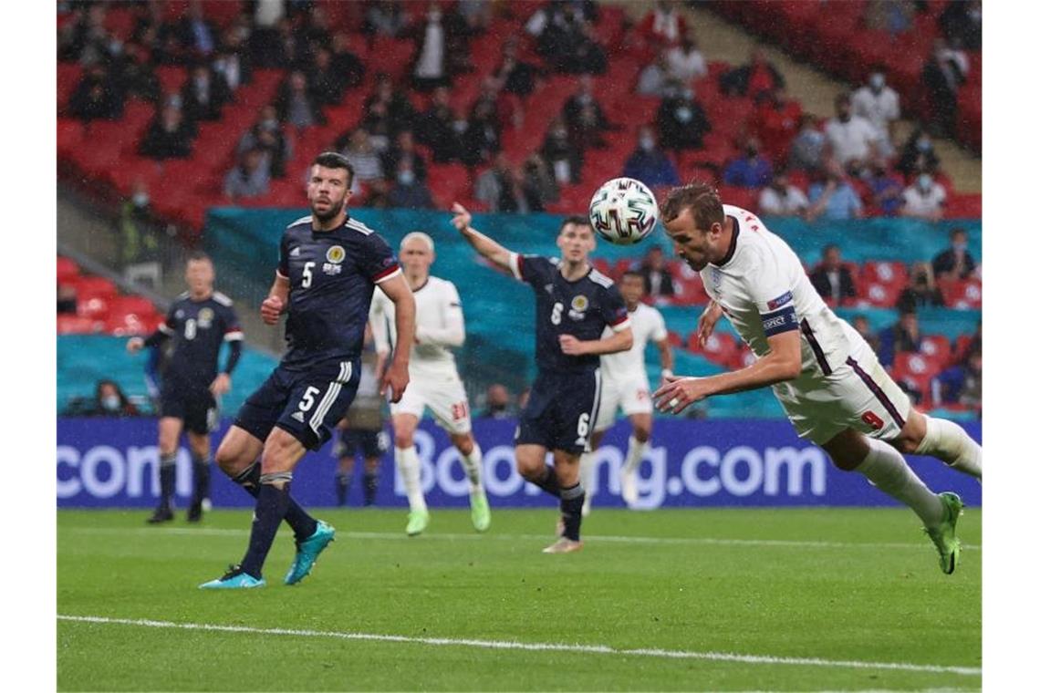 Keine Tore: Schottland wehrt einfallslose Engländer ab Nur selten wurden Englands Stürmer wie Harry Kane (r) gefährlich. Foto: Carl Recine/Reuters Pool/AP/dpa
