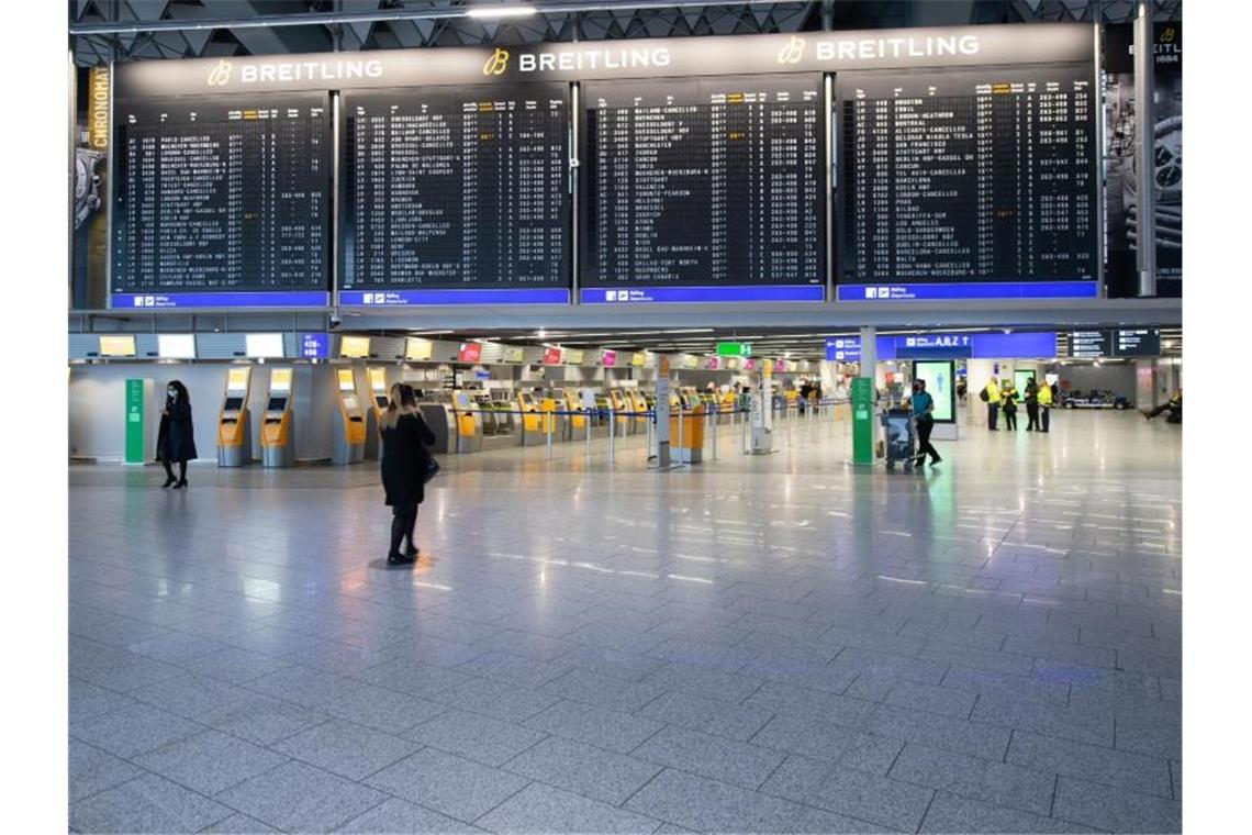 Keine Annäherung im Tarifkonflikt um Flughafen-Sicherheit Nur wenige Passagiere gehen durch das Terminal 1 des Flughafens Frankfurt. Foto: Boris Roessler/dpa