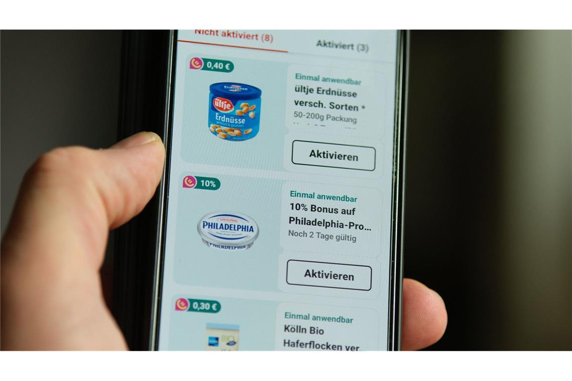 Nutzer der Rewe-App können sich beim Kauf bestimmter Produkte einen Bonus-Coupon sichern.