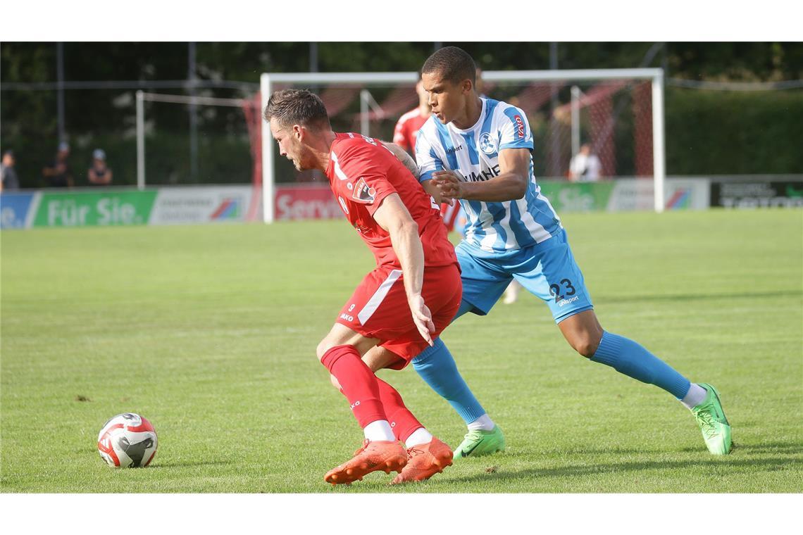 Nyamekye Awortwie-Grant (re., im Pokalspiel gegen Gmünds Alexander Aschauer) hat in der Innenverteidigung neben Kevin Behrendt derzeit die Nase vorne.