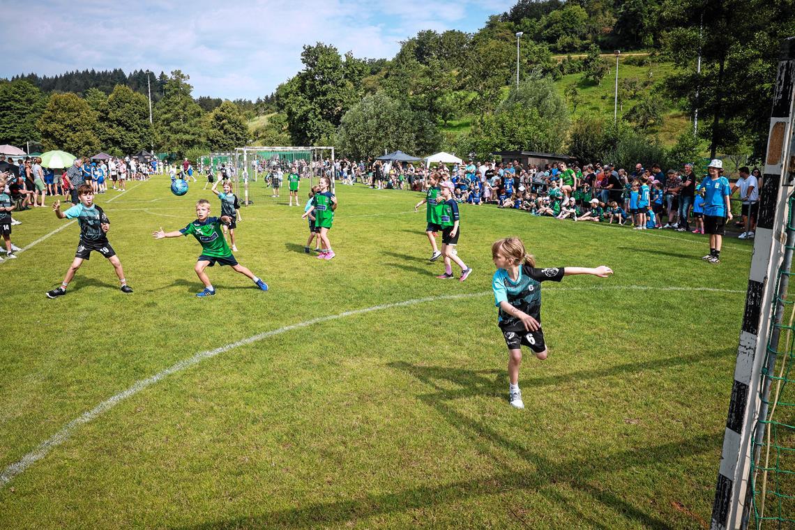 Ob bei den Kinder- und Jugendturnieren oder dem Rohrbachtalpokal der Aktiven – die Anlage in Oppenweiler ist am Wochenende wieder brechend voll gewesen. Foto: Alexander Becher